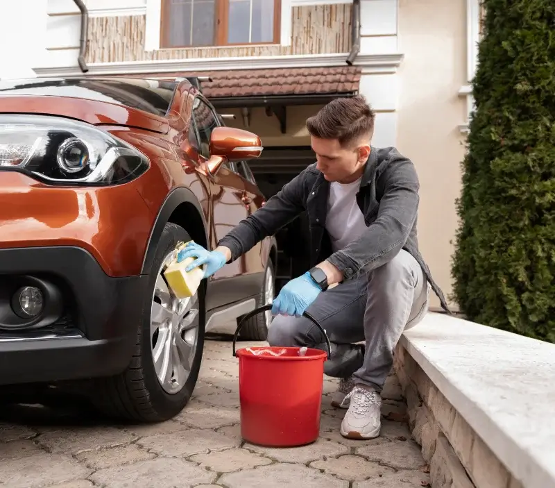 Lavage auto à domicile Sousceyrac-en-Quercy : professionnel intervenant sur un véhicule